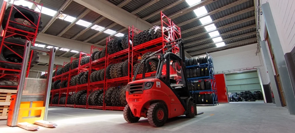 Vista general de la operativa logística y estanterías en el Polígono Malpica.