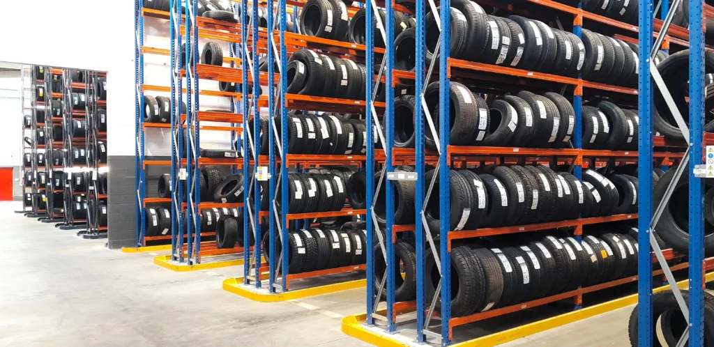 Detalle de soluciones de seguridad pasiva en la nave logística de Neumáticos Clavijo.